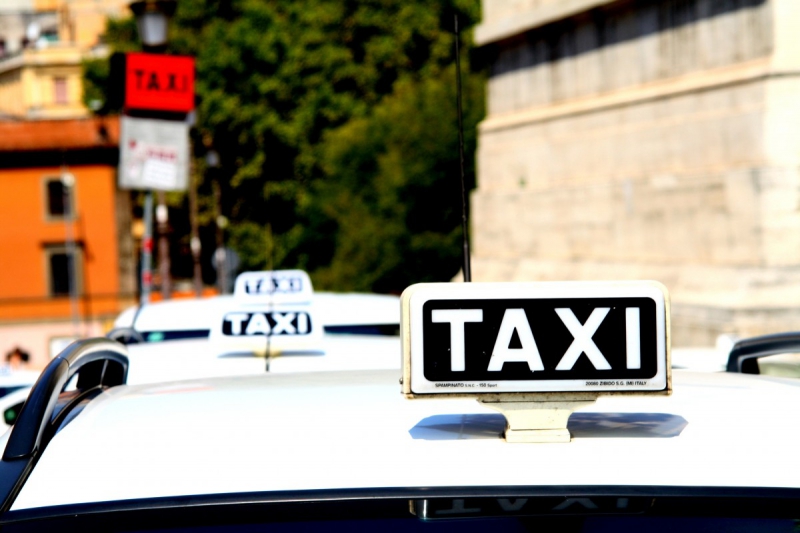 taxis-CAVALAIRE SUR MER-min_taxi_auto_rome_road_white-1051610